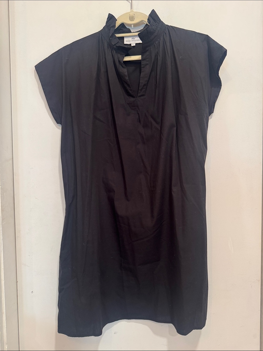 Never a Wallflower Size Large Black Cap-Sleeve Ruffle-Neck Tunic Dress
